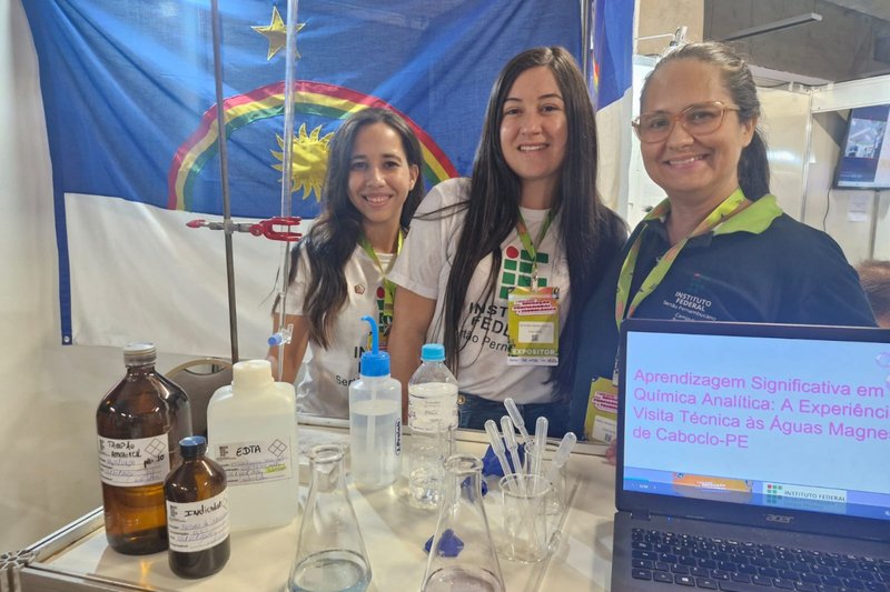 Bruna Texeira e Katyusse Ribeiro da Silva, alunas do campus Petrolina, e a professora Kamila Barreto