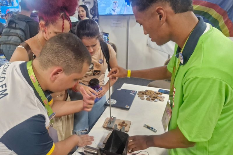 Estudante Arthur de Souza da ETE Dom Bosco apresentando uma extrusora educacional de filamento reciclado para impress&atilde;o 3D