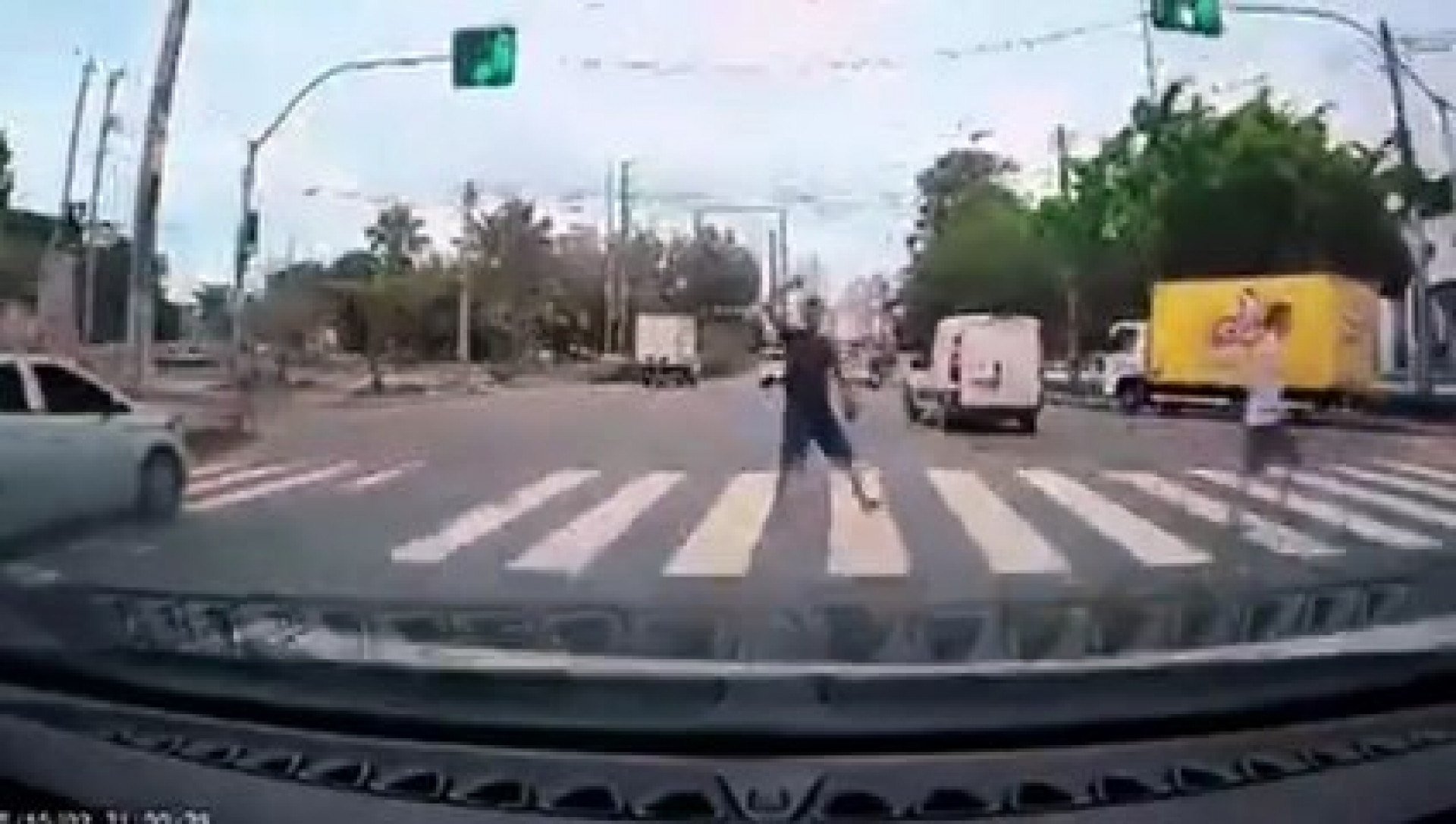 Motorista tem para-brisa atingido por um coco na Região Metropolitana do Recife