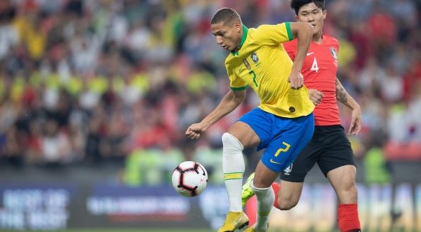 Richarlison em disputa de bola com jogador coreano