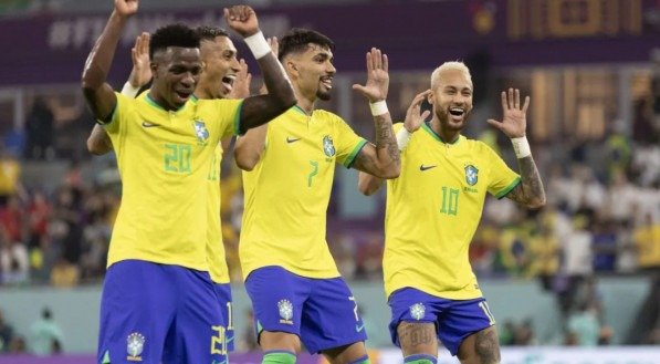 Jogadores do Brasil comemorando gol contra a Coreia do Sul 