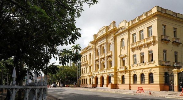 Governo de PE lança concurso unificado com 460 vagas; candidato poderá concorrer a 3 cargos