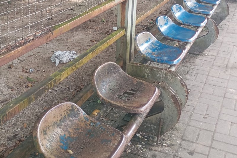Assentos de abrigos de passageiros enferrujados