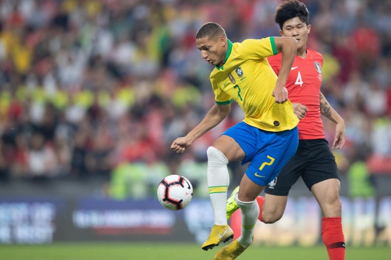 Richarlison em disputa de bola com jogador coreano
