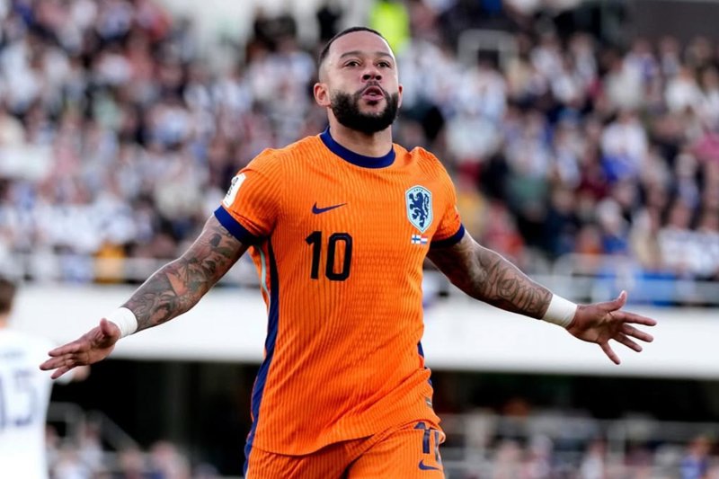 Memphis Depay celebra gol pela Holanda