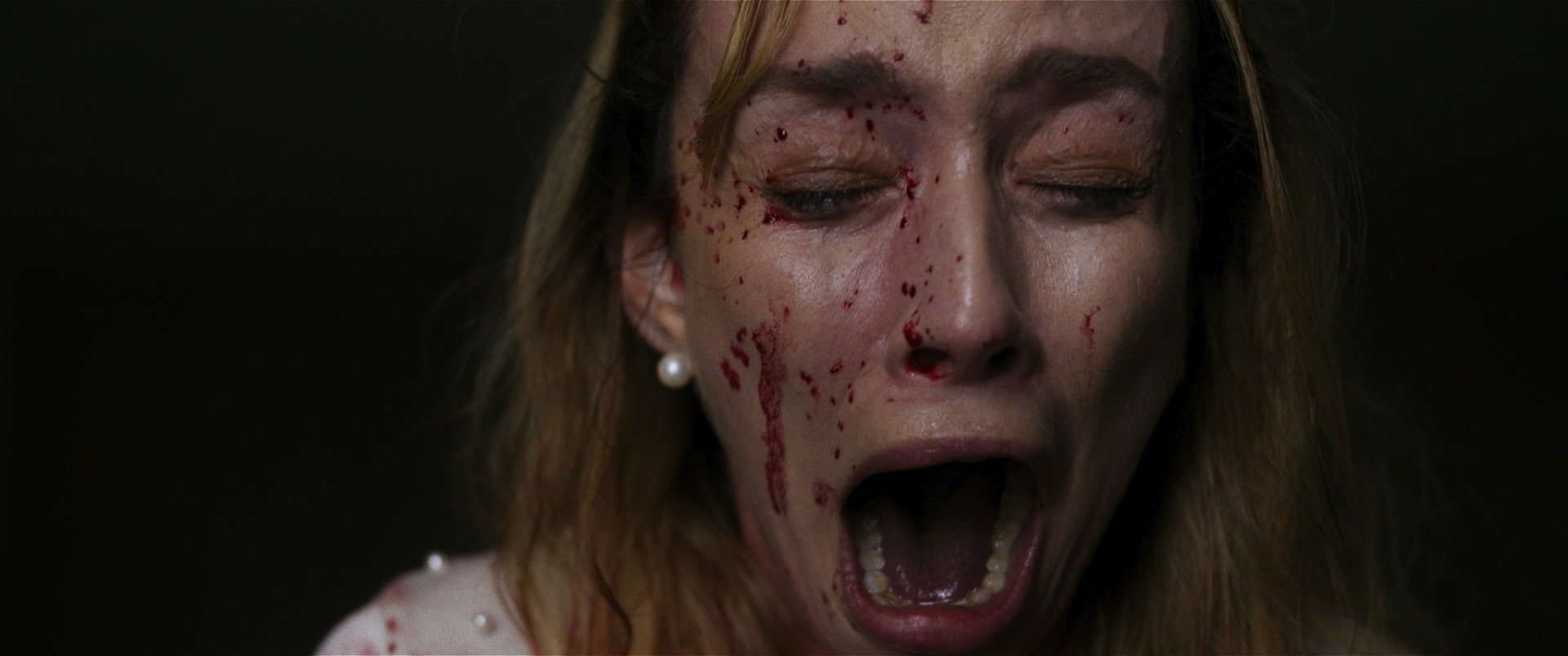 Confira o cartaz oficial de "Virtuosas", longa de terror estrelado por Bruna Linzmeyer