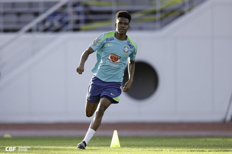 Estêvão em treino pela Seleção Brasileira