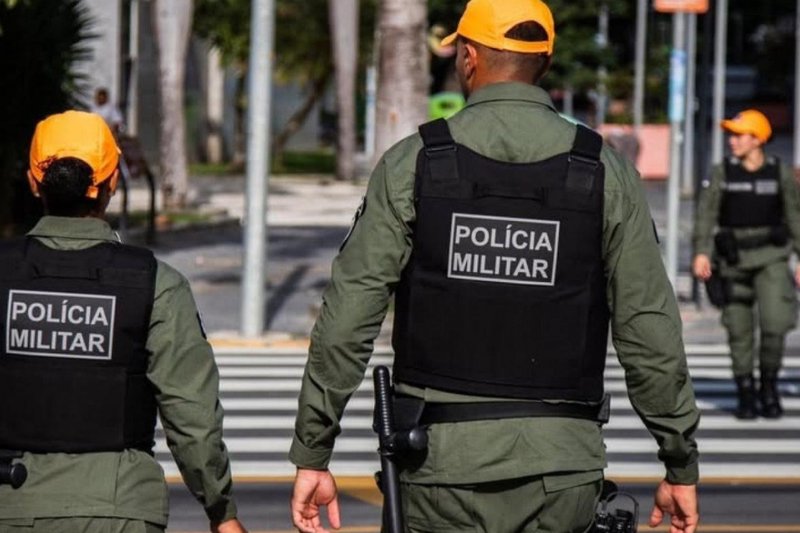Os novos policiais militares, recém-formados, são chamados de "laranjinhas" por exibirem um boné laranja.