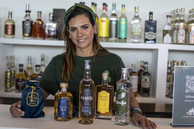 Empresária Raquel Lopes se destaca como embaixadora da cachaça e abre caminhos para o destilado brasileiro no mundo