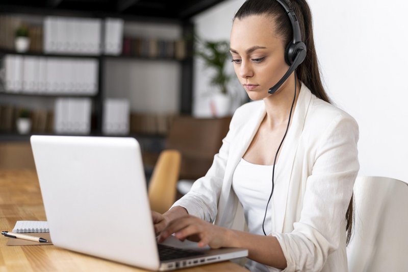 Os interessados devem ter a partir de 16 anos de idade, e-mail, acesso à internet e noções básicas de internet.