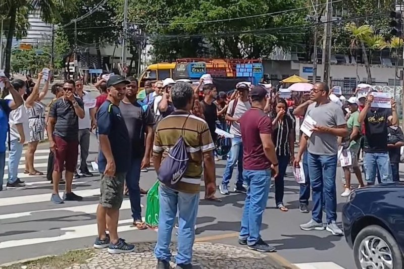 Trabalhadores terceirizados protestam em frente à Prefeitura do Recife, nesta quarta (8), contra atrasos salariais e falta de pagamento de direitos trabalhistas.