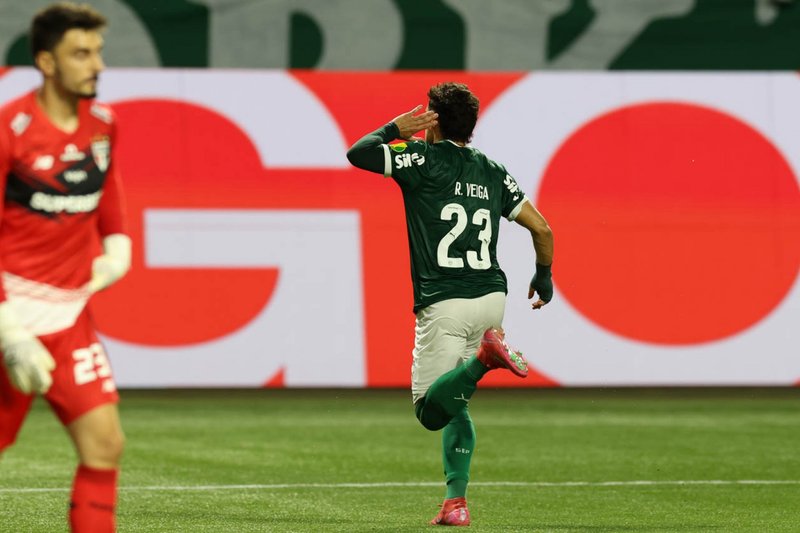 Raphael Veiga comemora gol pelo Palmeiras