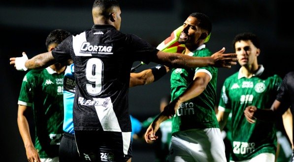 Dicussão entre jogadores de Ponte Preta e Guarani