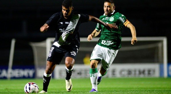 Disputa de bola no clássico Ponte Preta x Guarani