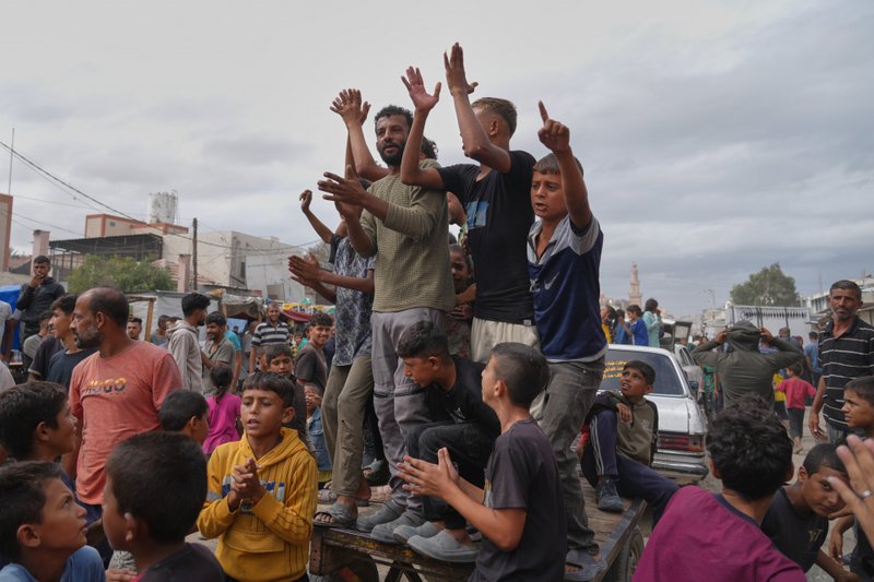 Palestinos comemoram após o anúncio de que Israel e o Hamas concordaram com a primeira fase de um plano de paz para interromper os combates