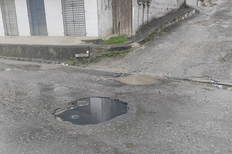 Via pública repleta de buracos em Paulista