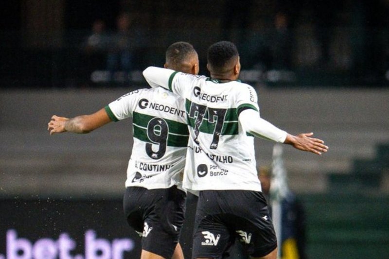 Jogadores do Coritiba comemoram gol na Série B 2025
