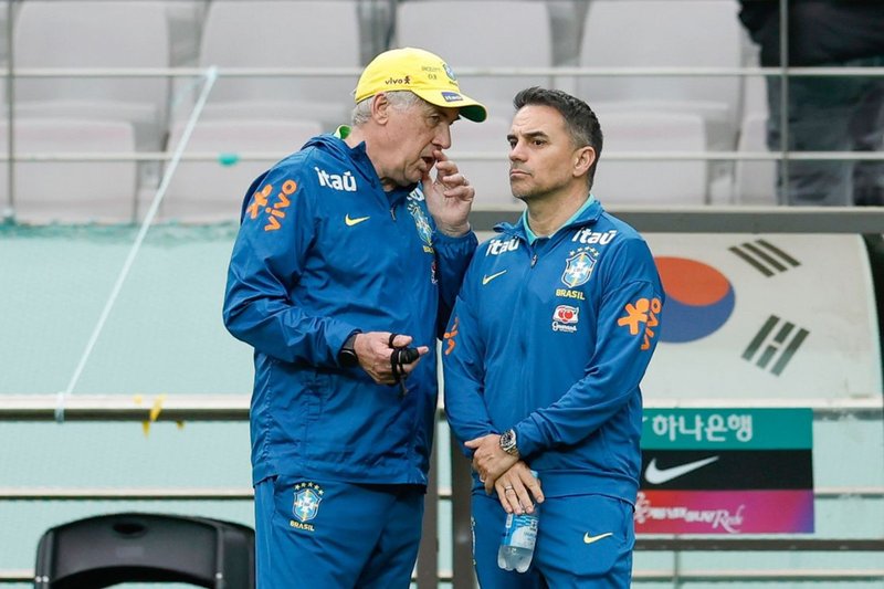 Carlo AncelottI conversa com auxiliar técnico em treino da Seleção Brasileira