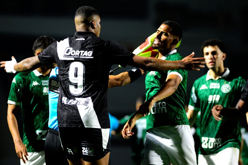 Dicussão entre jogadores de Ponte Preta e Guarani