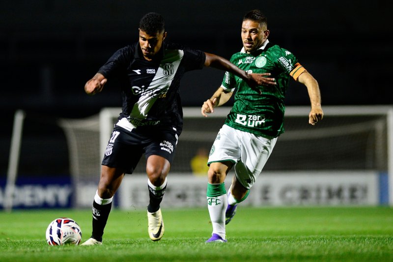 Disputa de bola no clássico Ponte Preta x Guarani