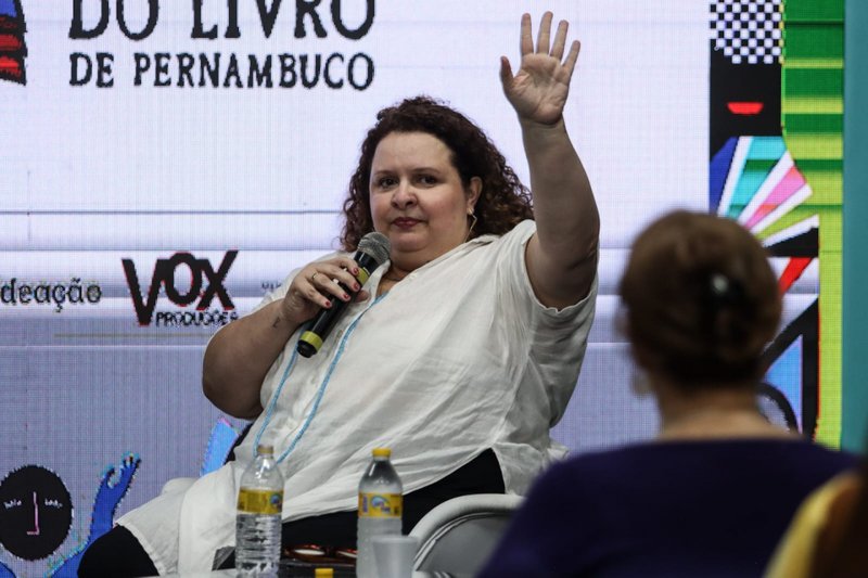 Socorro Acioli durante conversa na 15ª Bienal Internacional do Livro de Pernambuco
