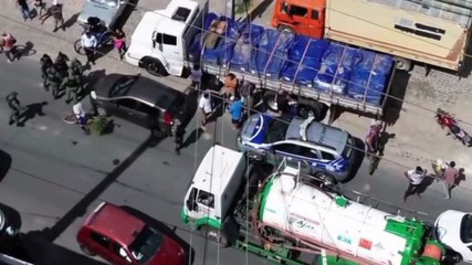 Dupla armada rende motorista de app e é presa após assaltar mercadinho em Olinda