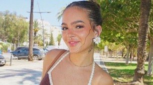 Mel Maia deixa calcinha à mostra em fotos no espelho e provoca clima quente na web