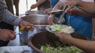 Pesquisa do IBGE mostra que mais famílias voltaram a ter acesso regular à comida, embora Norte e Nordeste ainda liderem a vulnerabilidade