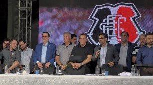 Dirigentes do Santa Cruz na reunião do Conselho Deliberativo sobre a SAF