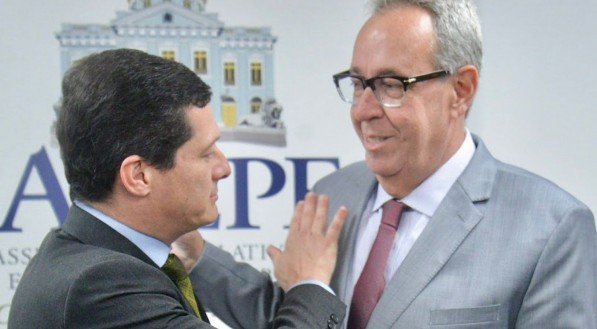 O defensor público-geral Henrique Seixas recebido pelo deputado Álvaro Porto na presidência da Alepe