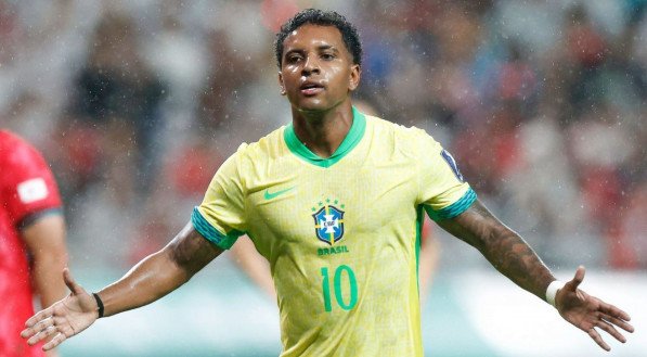 Rodrygo com abraços abertos ao celebrar gol pela Seleção Brasileira