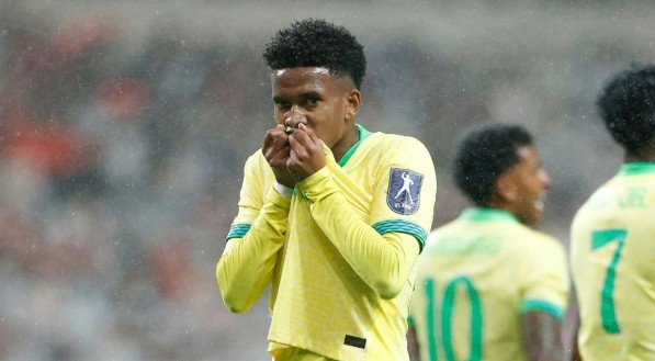 Estêvão beija escudo da Seleção Brasileira