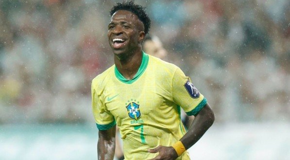 Vinicius Júnior sorri ao marcar gol pela Seleção Brasileira