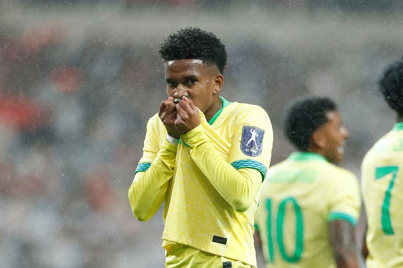 Estêvão beija escudo da Seleção Brasileira