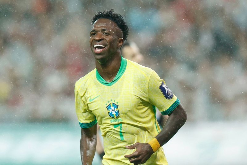 Vinicius Júnior sorri ao marcar gol pela Seleção Brasileira