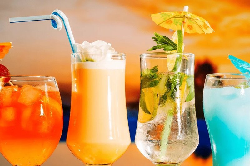 Imagem ilustrativa de drinks com bebida alco&oacute;lica