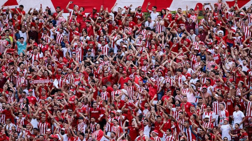 Imagem da torcida do N&aacute;utico na arquibancada do est&aacute;dio dos Aflitos