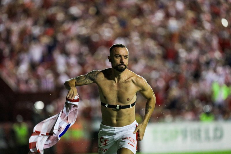 Paulo Sérgio em comemoração do gol que garantiu acesso ao Náutico