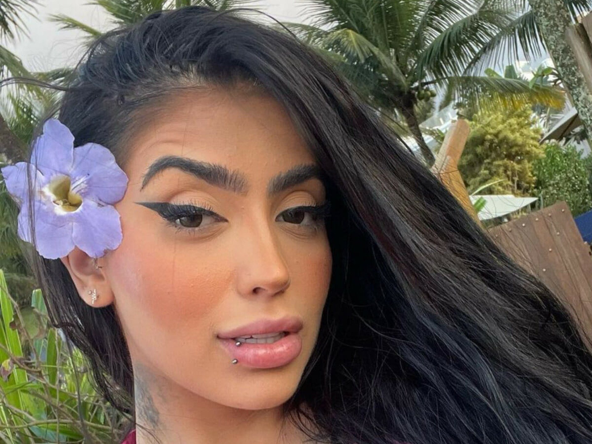 De fio-dental, MC Mirella dá empinadinha e exibe bumbum tatuado