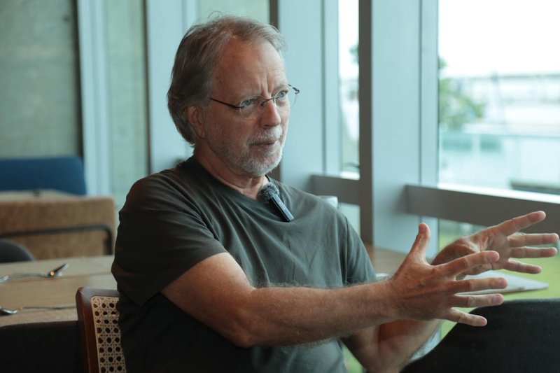 Mia Couto concede entrevista no Recife antes da 15ª Bienal Internacional do Livro de Pernambuco