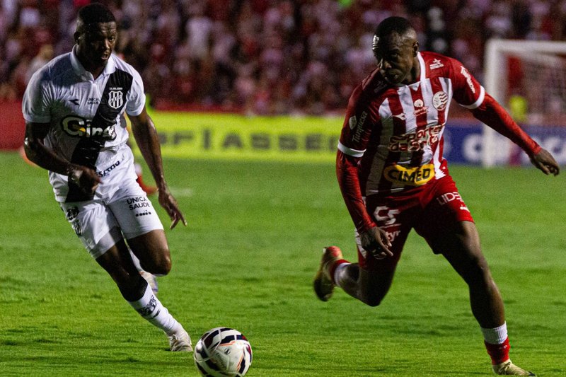 Imagem do jogo da Ponte Preta contra o Náutico nos Aflitos