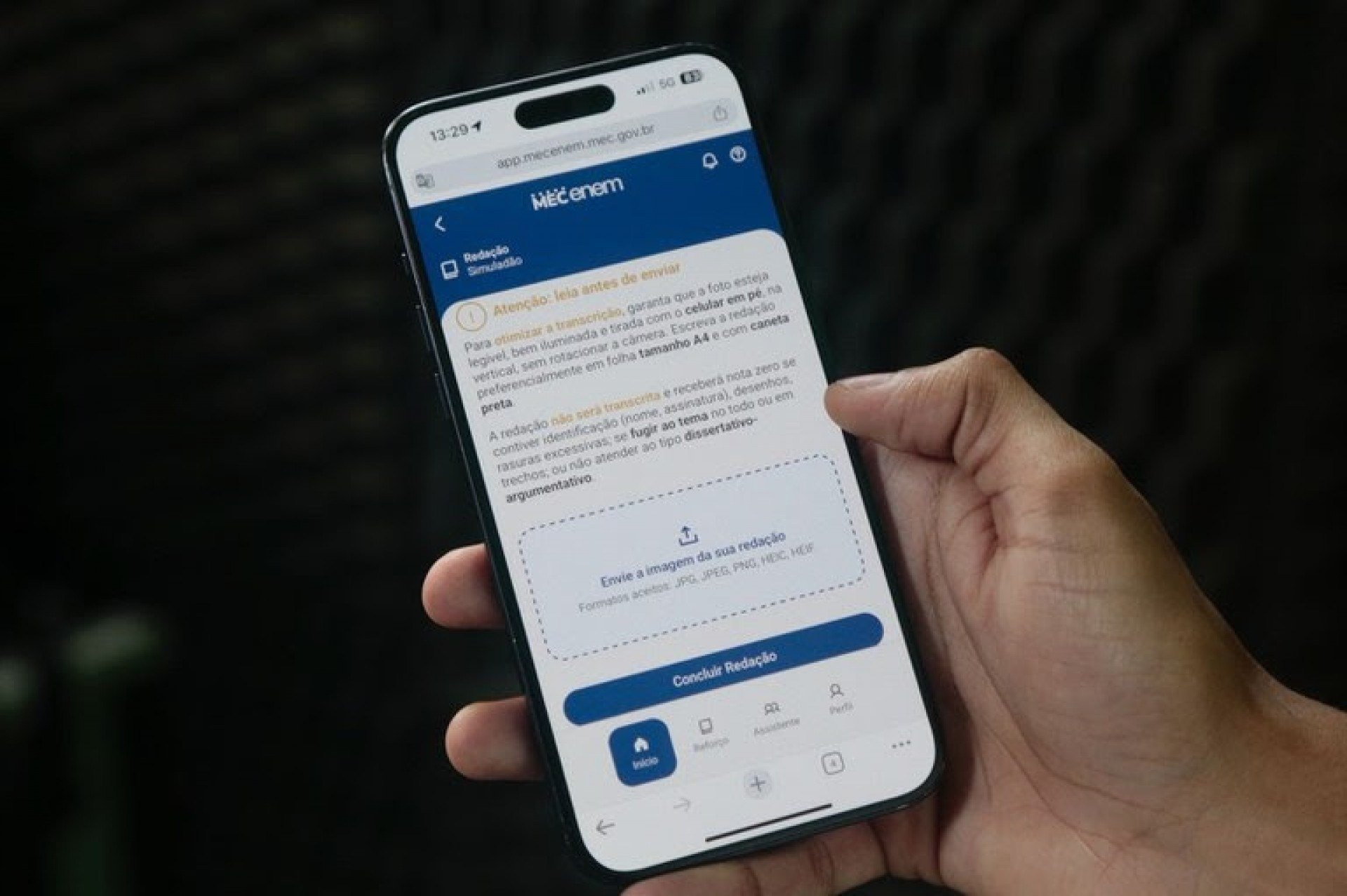 MEC lança app gratuito com simulados e correção automática de redação para o Enem 2025