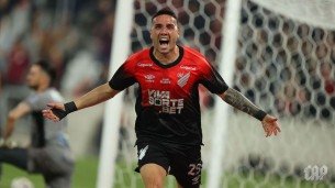 Benavídez comemora gol do Athletico-PR