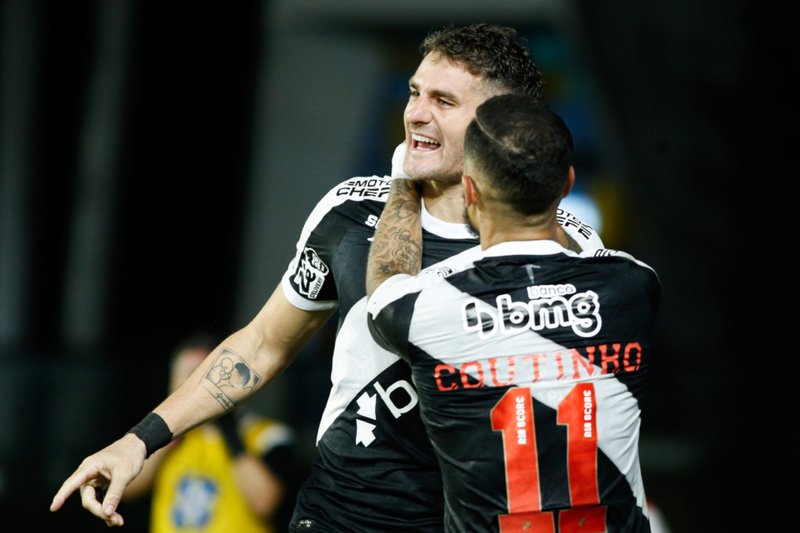 Vegetti celebra gol do Vasco contra o Fortaleza com Coutinho