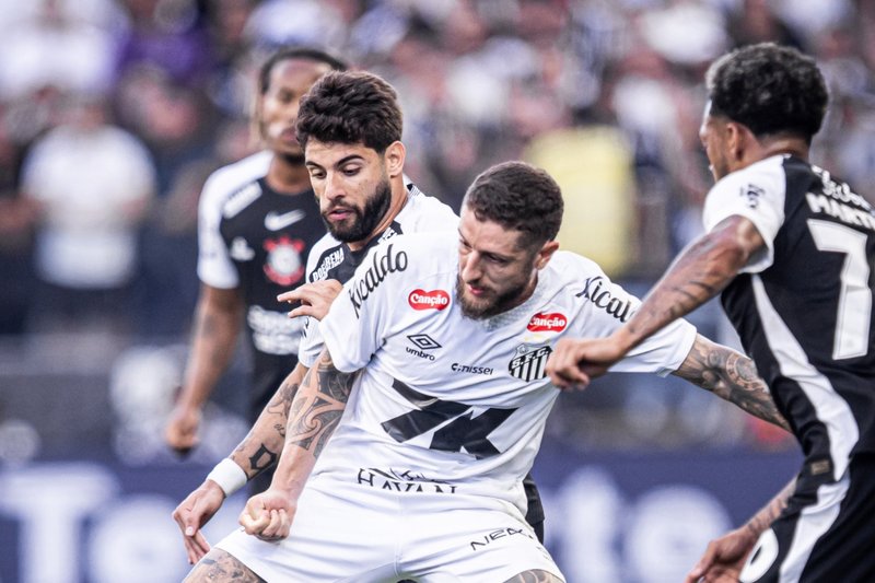 Zé Roberto e Yuri Alberto disputam a bola em Santos x Corinthians