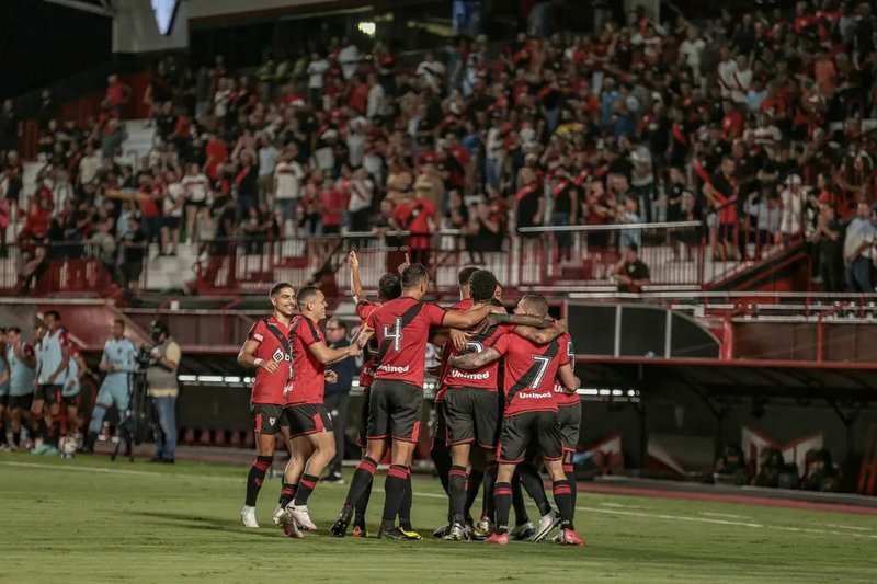 Jogadores do Atlético-GO comemoram gol na Série B