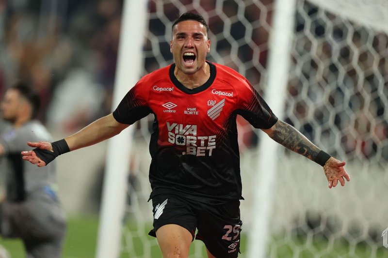 Benavídez comemora gol do Athletico-PR