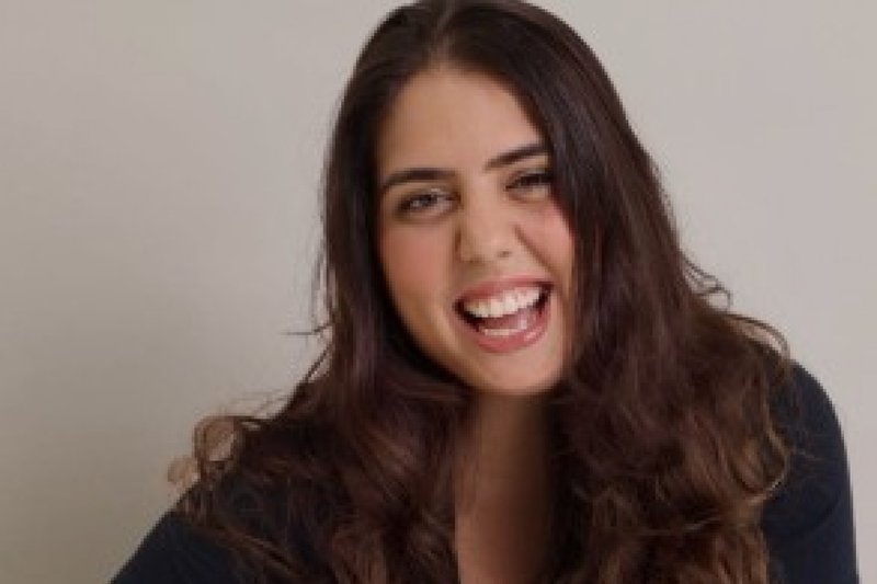 Beatriz Fonseca estreia solo com stand up "Um Date no Boteco" no Recife

