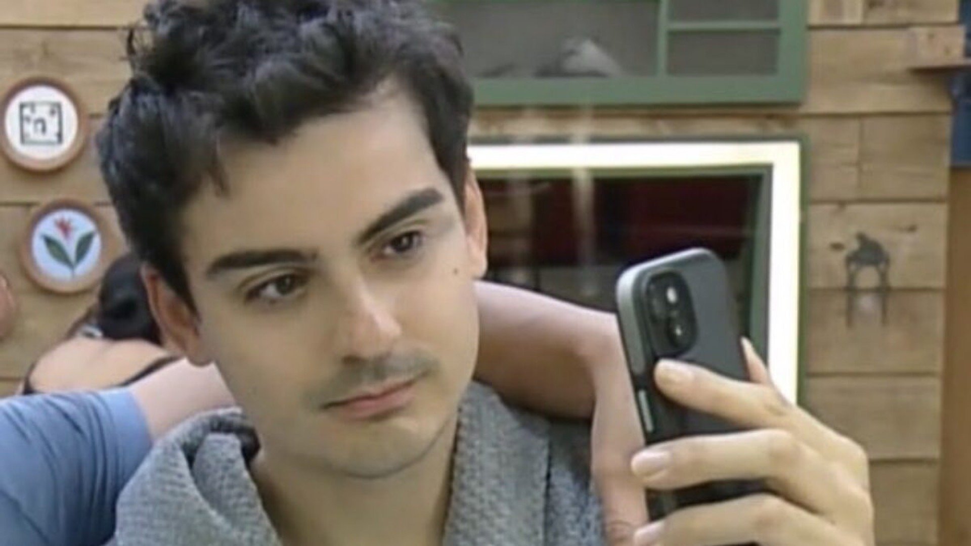 Dudu Camargo surge sem cueca em A Fazenda 17 e protagoniza nude