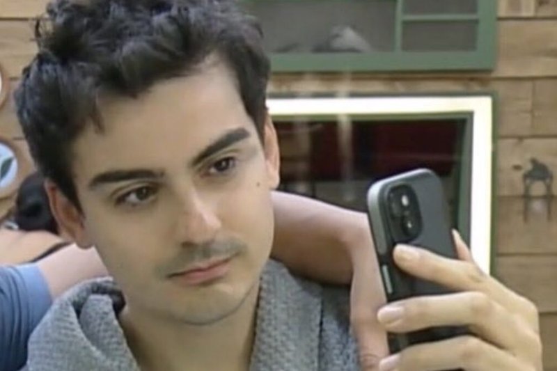 Dudu Camargo surge sem cueca em A Fazenda 17 e protagoniza nude